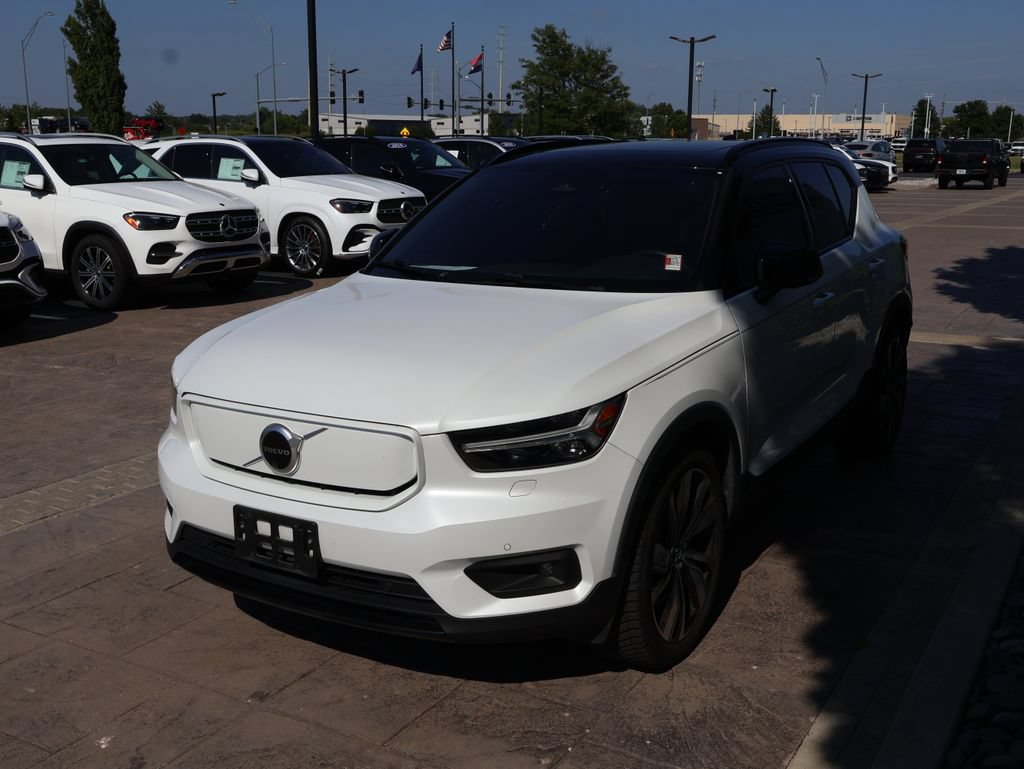 Used 2021 Volvo XC40 P8 Recharge w/ Advanced Package AWD/4WD image 4