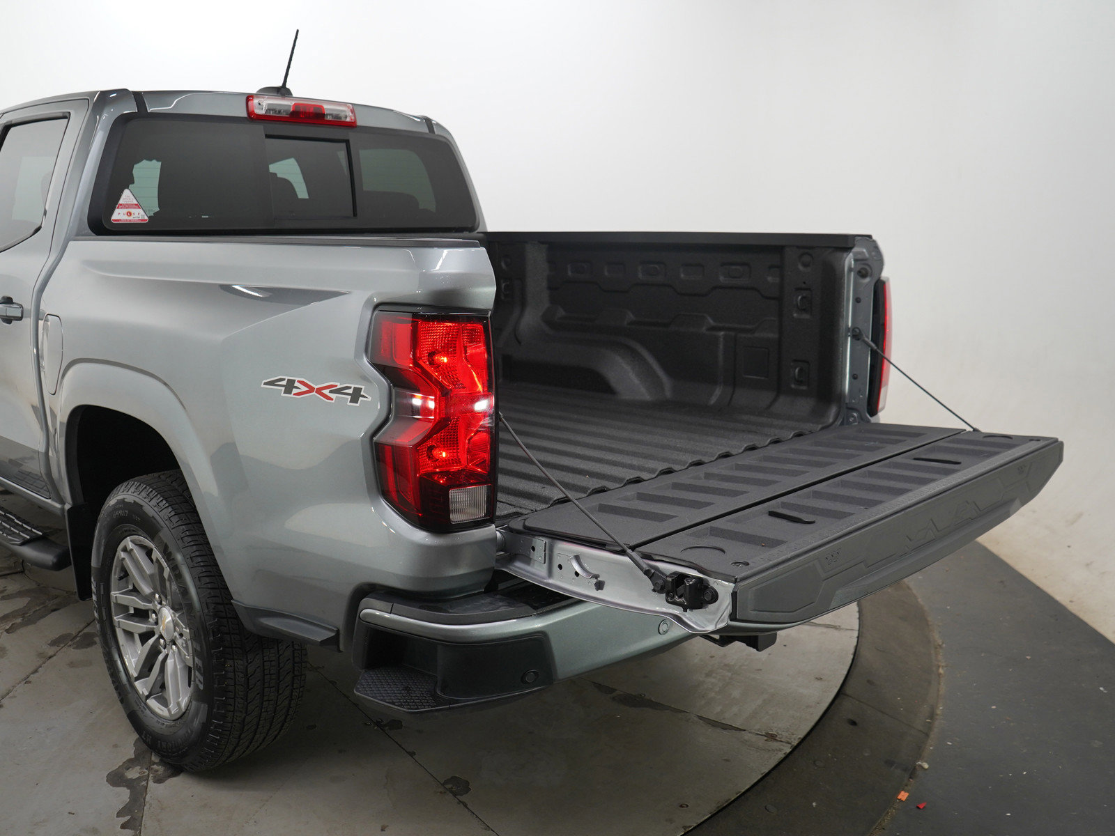 Used 2023 Chevrolet Colorado LT w/ LT Convenience Package II AWD/4WD image 9