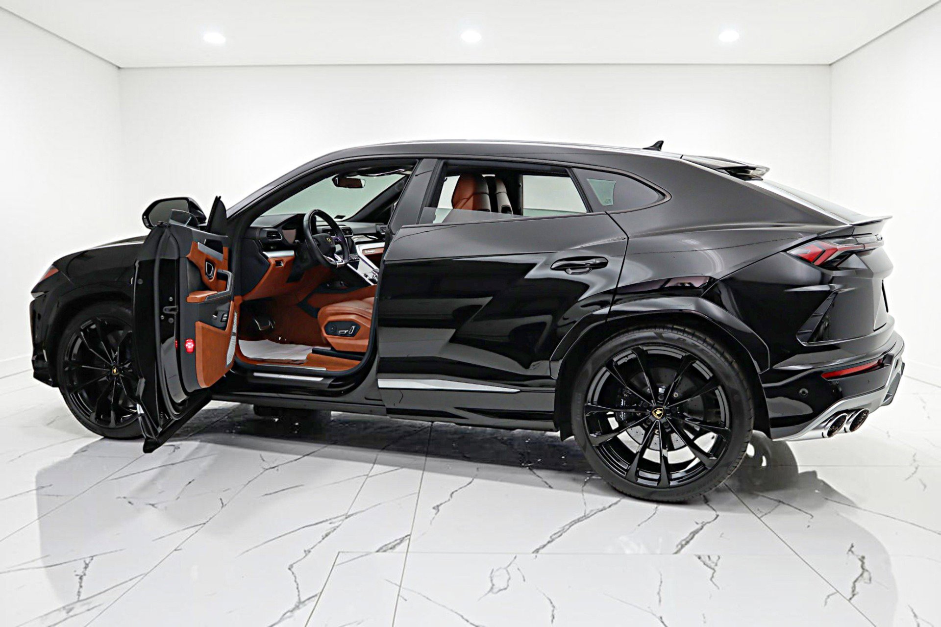 Used 2019 Lamborghini Urus AWD/4WD image 9