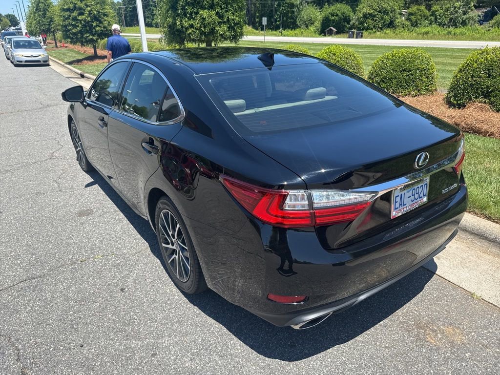 Used 2017 Lexus ES 350 w/ Luxury Package FWD image 3