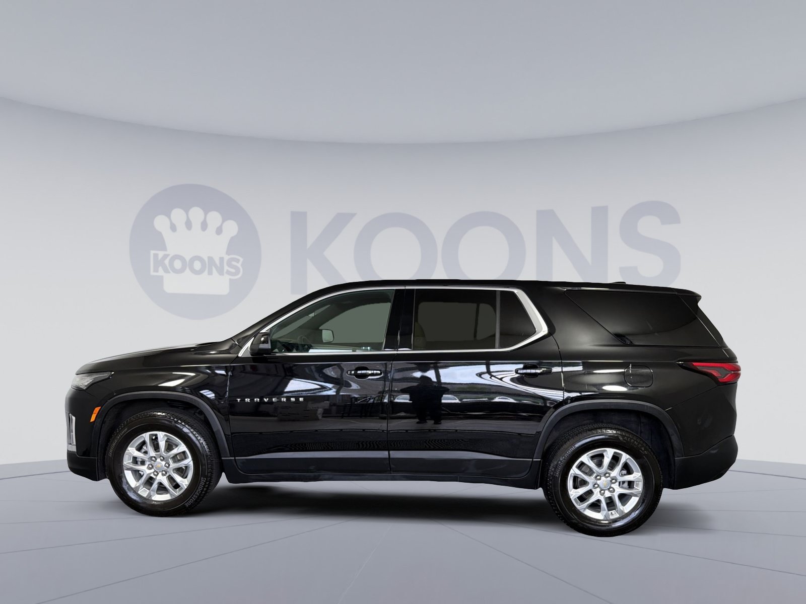 Used 2022 Chevrolet Traverse LS FWD image 2