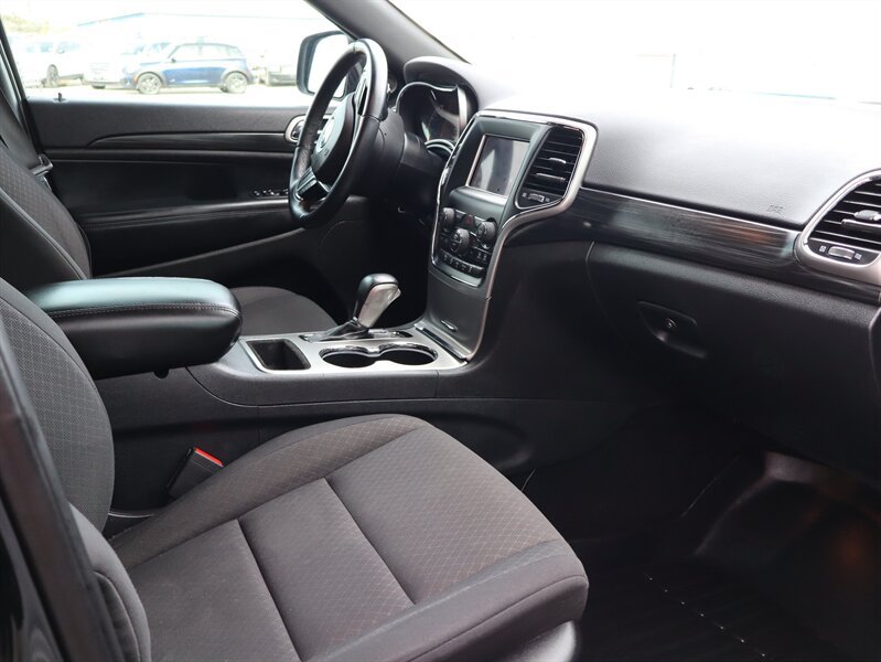 Used 2019 Jeep Grand Cherokee Laredo AWD/4WD image 6