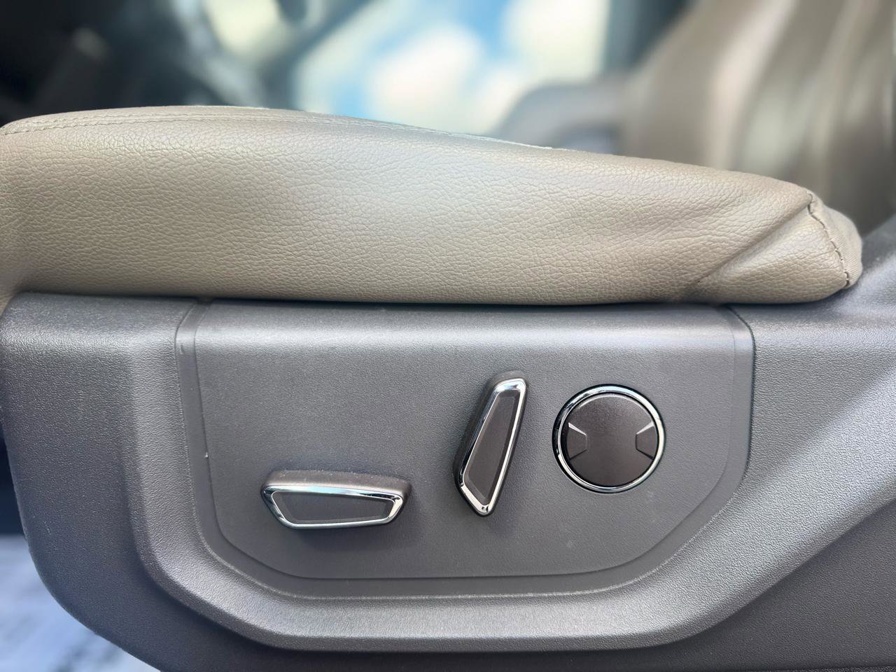 Used 2020 Ford Expedition Limited image 37