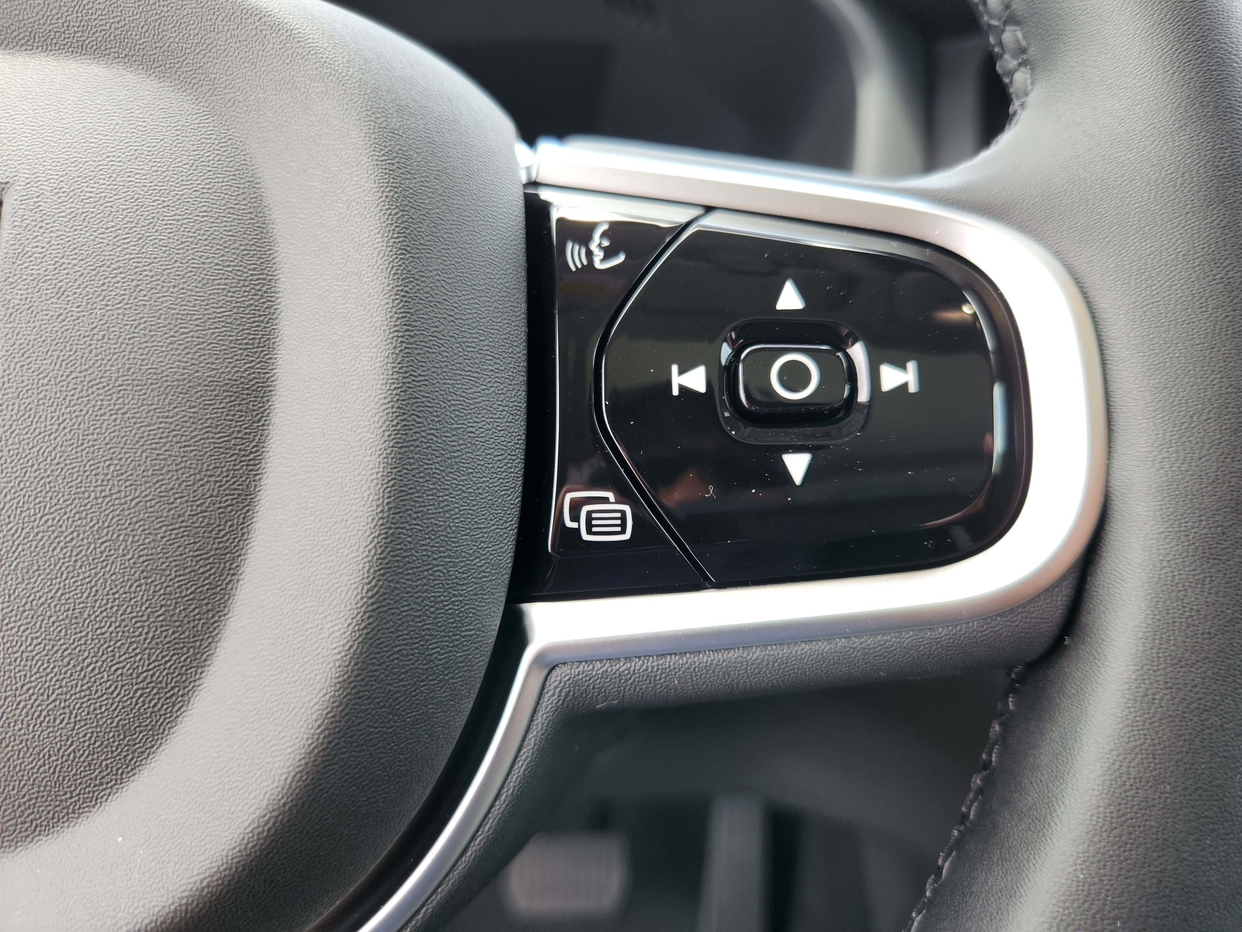 New 2025 Volvo XC60 B5 Plus w/ Protection Package Premier image 33