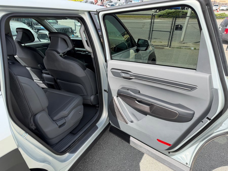 Used 2024 Kia EV9 Light Long Range RWD image 41