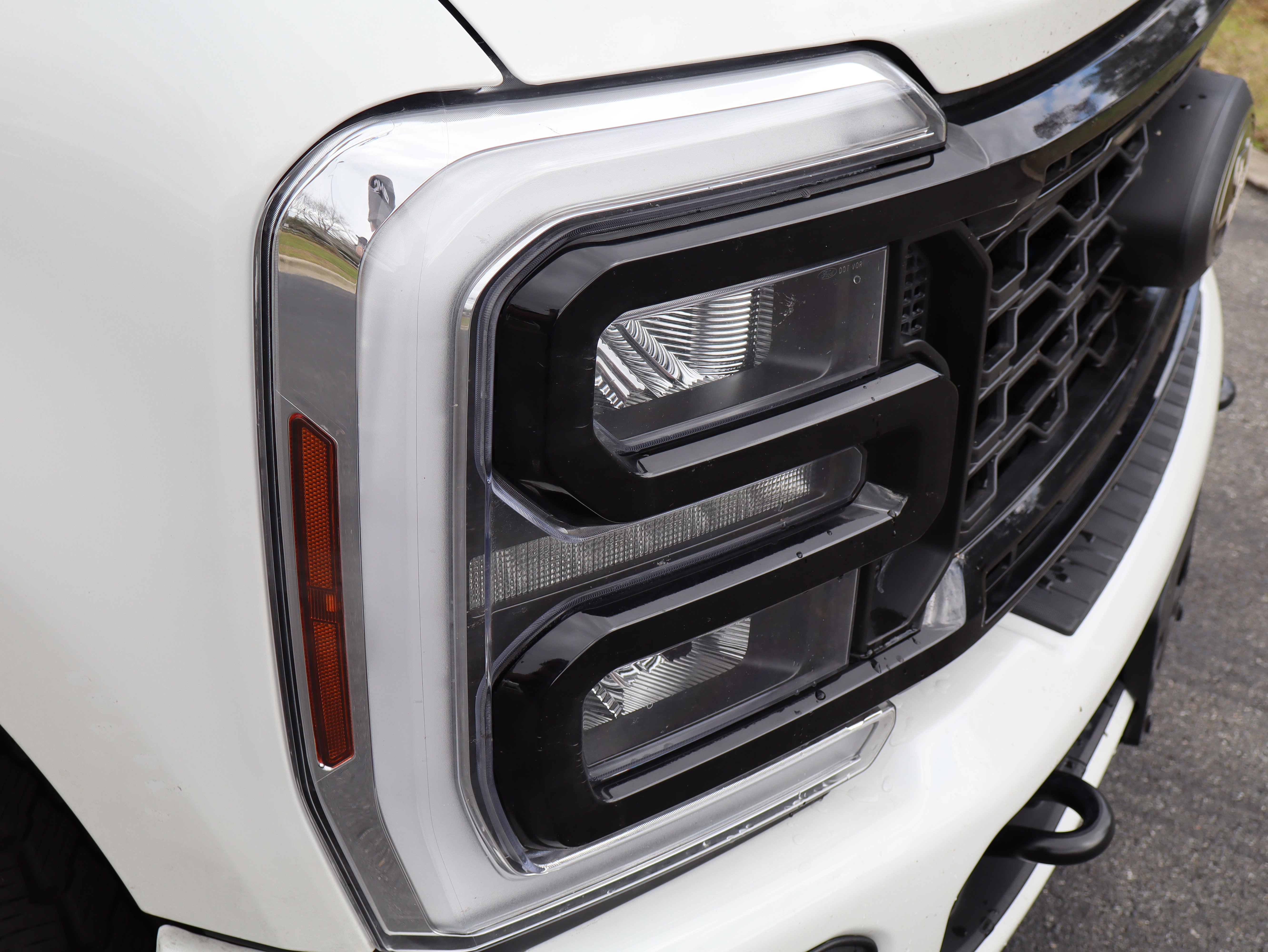 Used 2025 Ford F350 Lariat w/ Black Appearance Package image 9