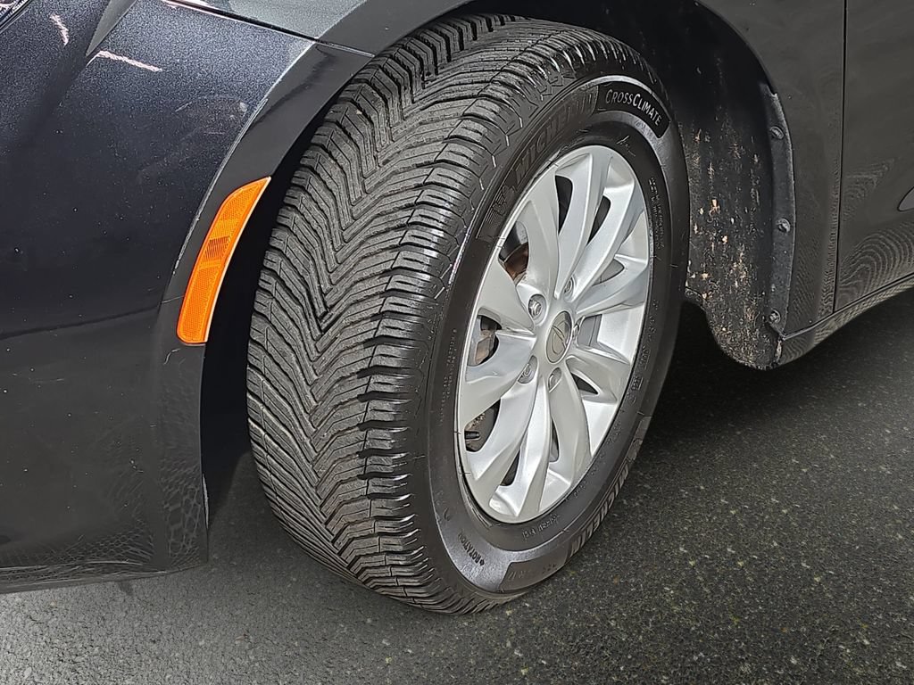 Used 2017 Chrysler Pacifica Touring w/ Tire & Wheel Group FWD image 37