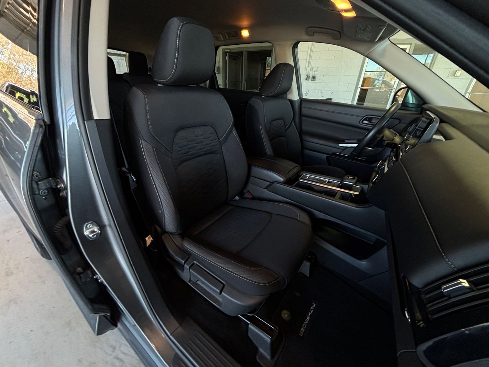 Used 2025 Nissan Pathfinder SV image 44