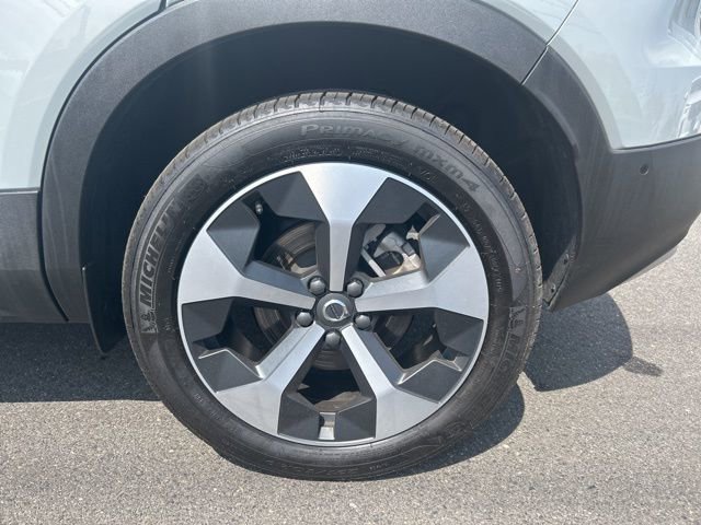 Certified 2025 Volvo XC40 B5 Plus AWD/4WD image 9