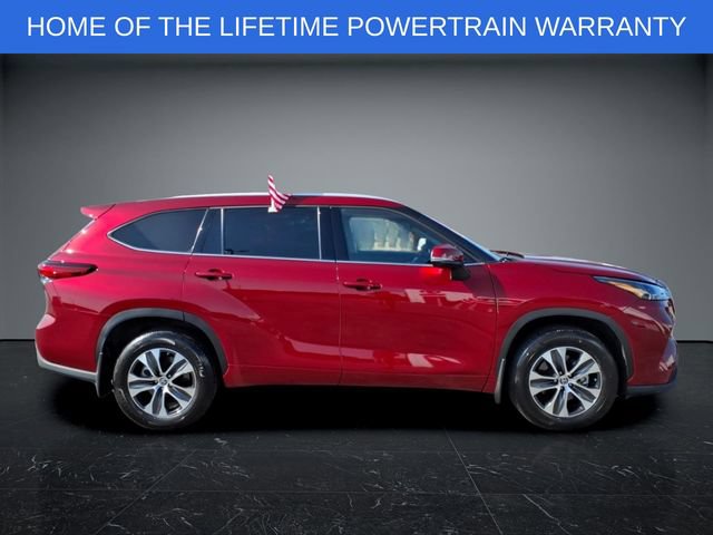 Used 2022 Toyota Highlander XLE AWD/4WD image 2