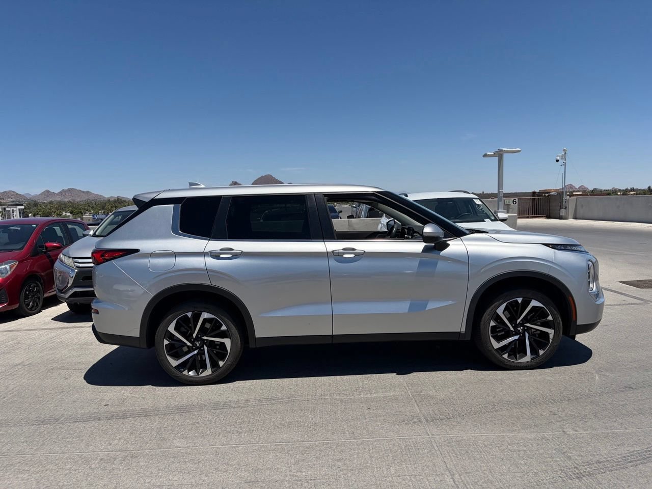 Used 2022 Mitsubishi Outlander ES FWD image 3