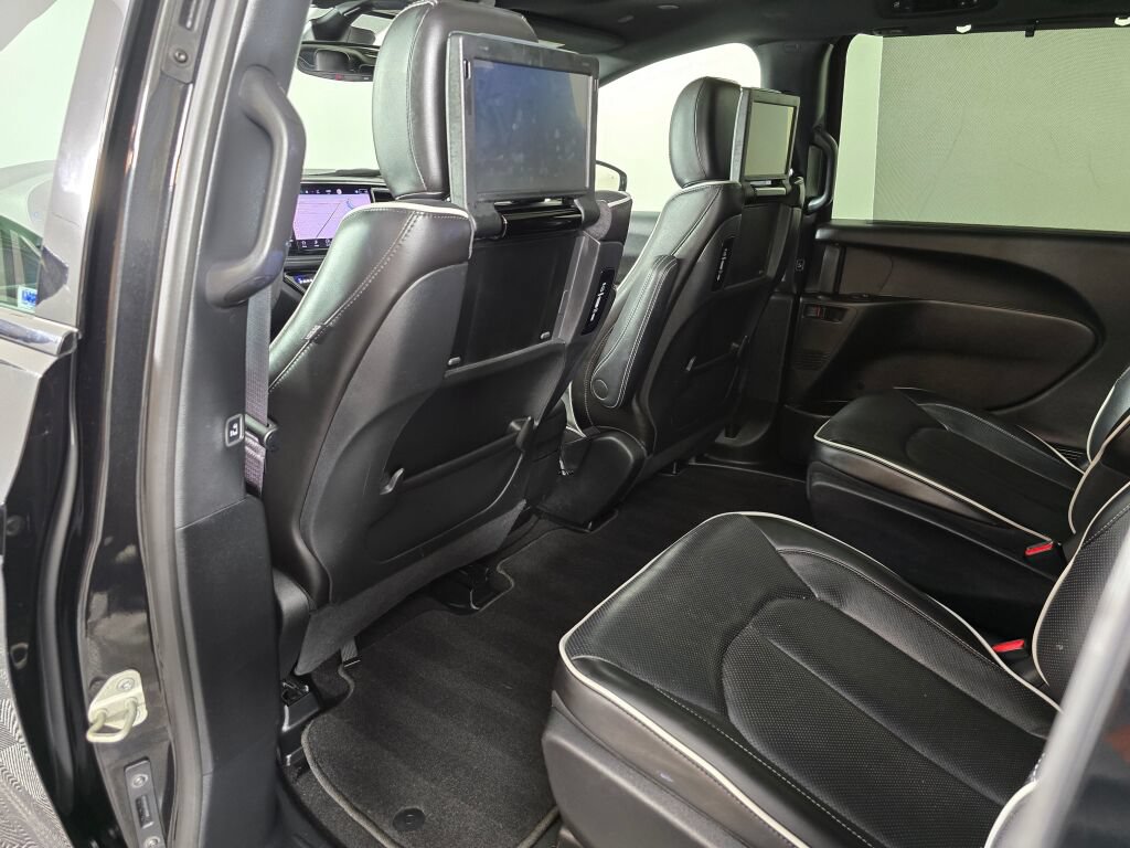 Used 2023 Chrysler Pacifica Limited w/ Uconnect Theater Family Group FWD image 35