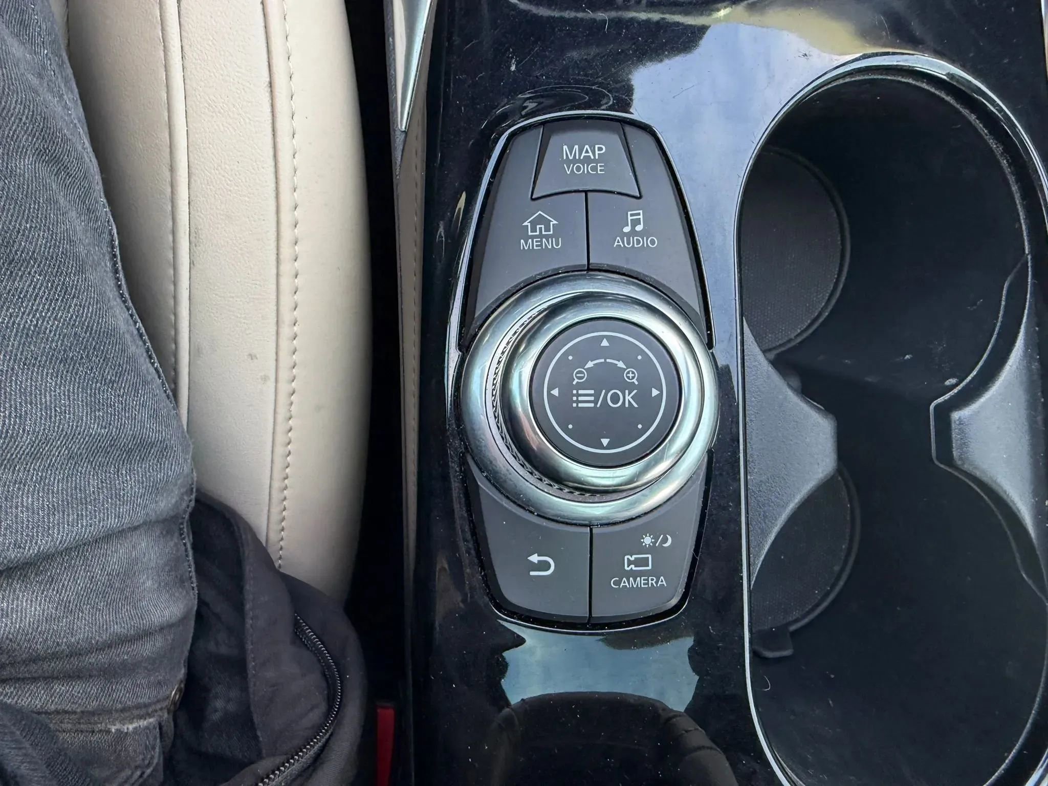 Used 2018 INFINITI QX30 AWD w/ Dark Wood Package image 25