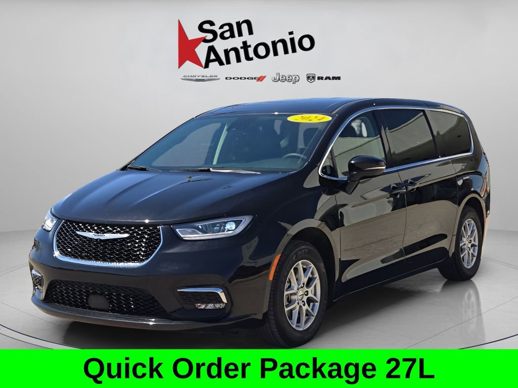 Used 2024 Chrysler Pacifica Touring-L image 4