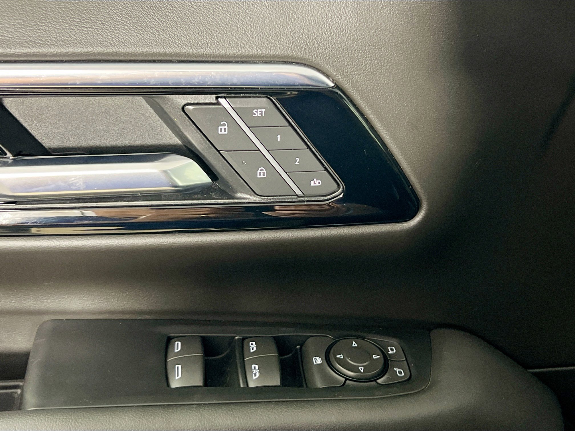 Used 2025 Chevrolet Suburban Z71 image 16
