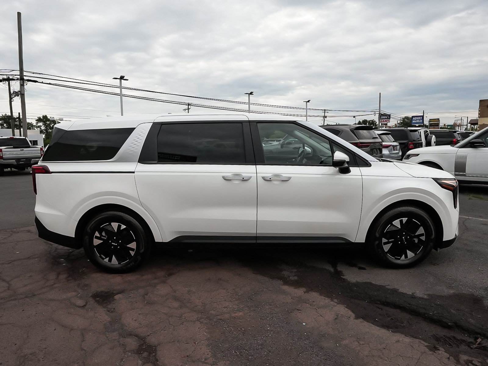Used 2026 Kia Carnival LXS FWD image 7