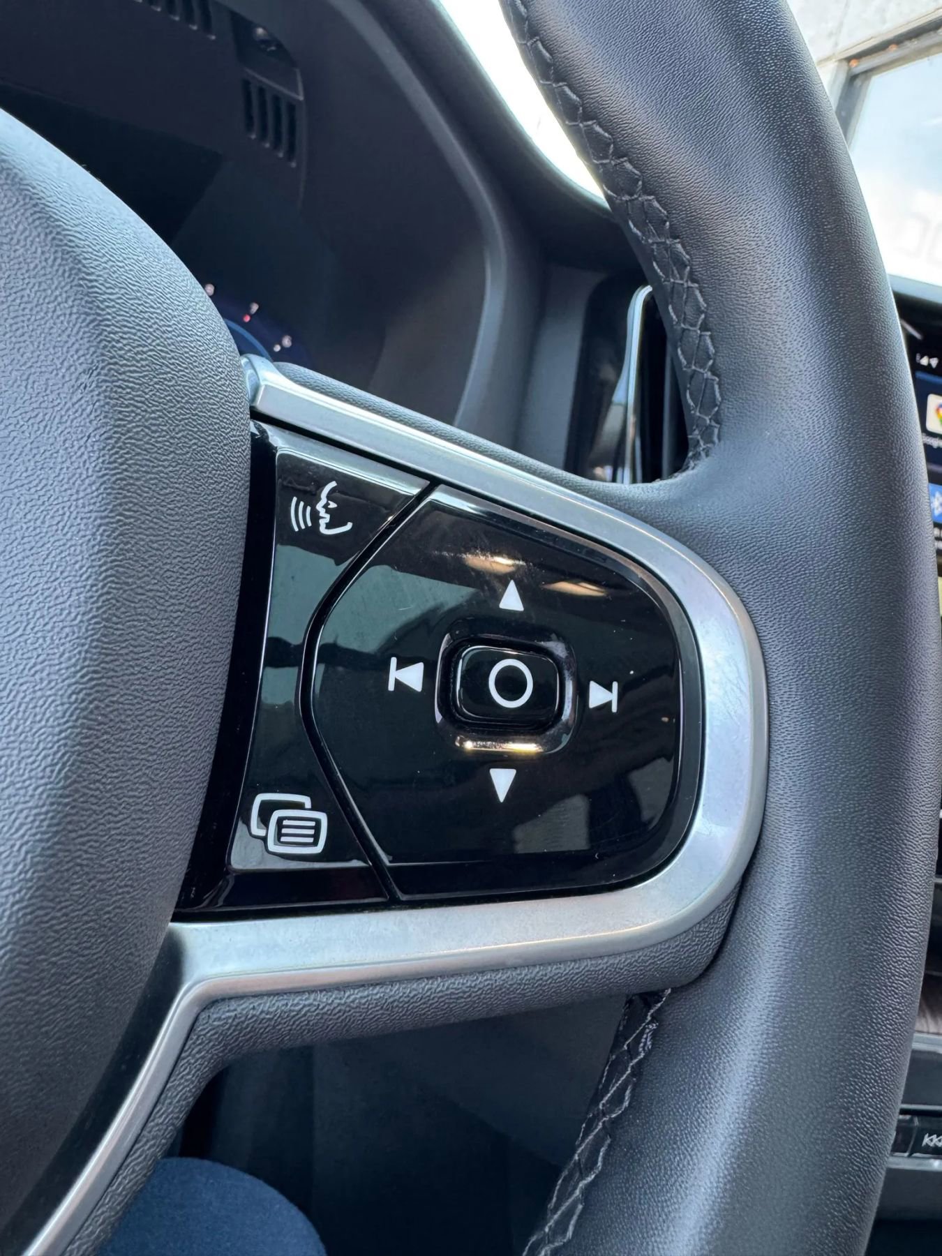 Used 2023 Volvo XC60 B5 Ultimate w/ Climate Package image 26