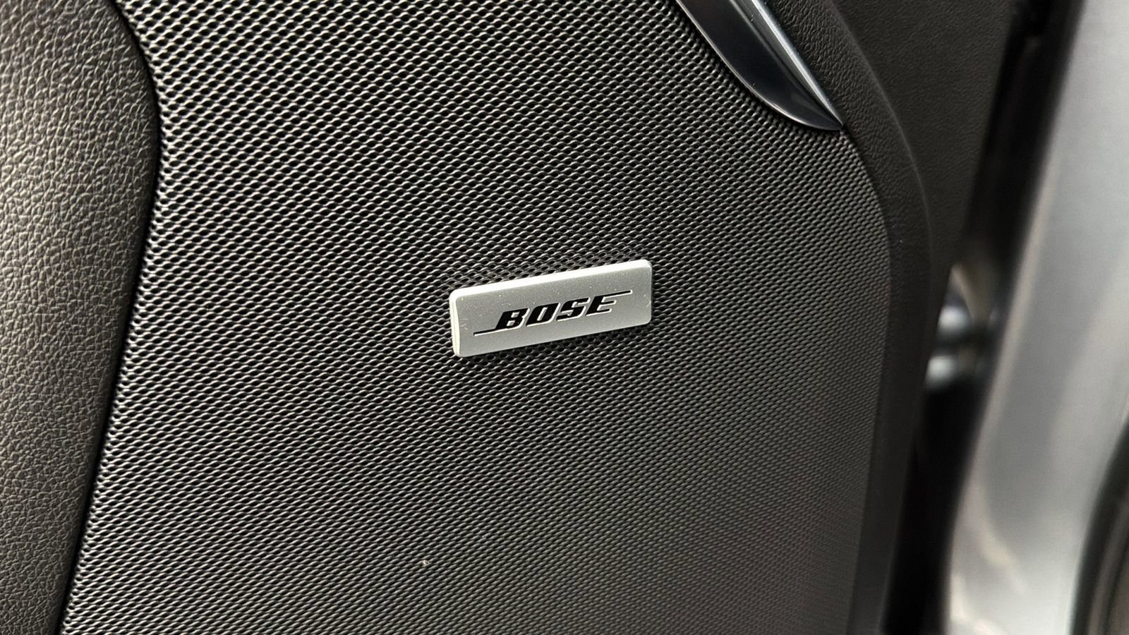 Used 2025 GMC Yukon XL Denali w/ Sun & Power Step Package image 29