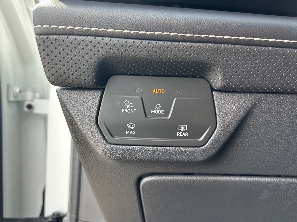 Used 2024 Volkswagen Atlas Cross Sport SE FWD image 24
