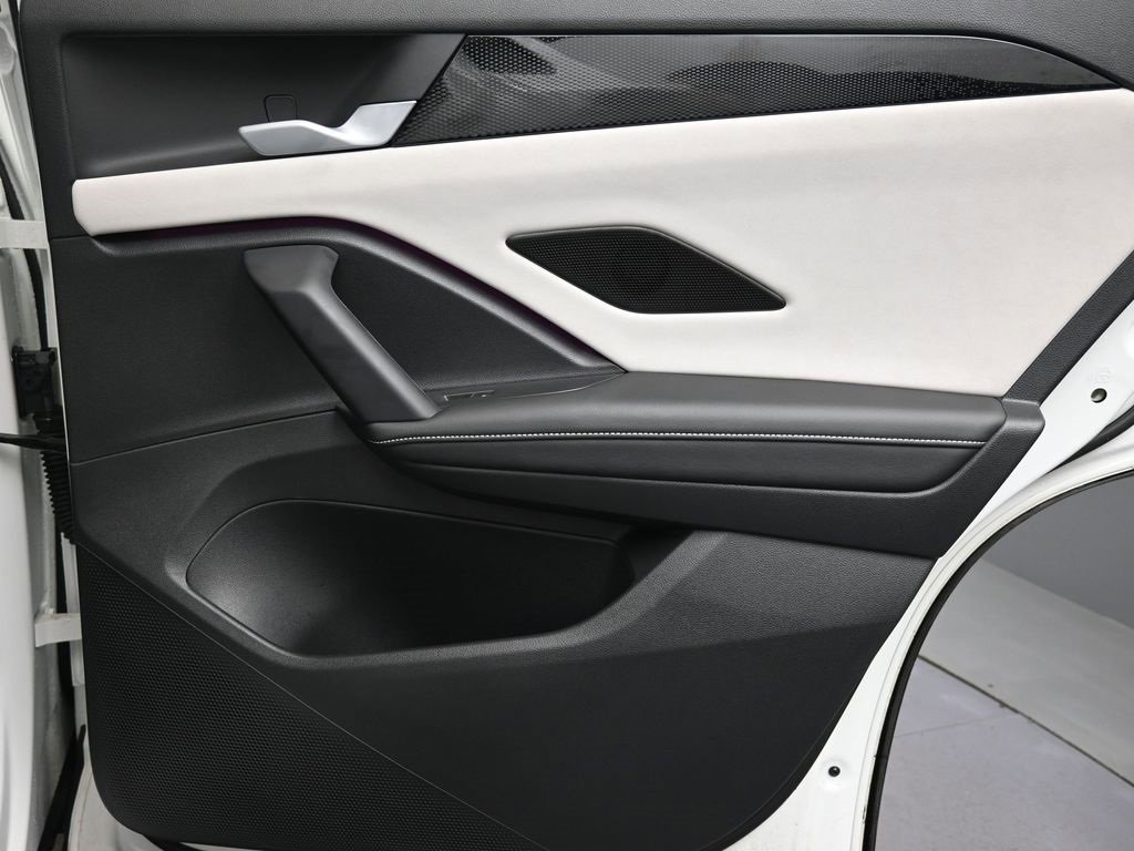 Used 2025 Volkswagen Tiguan SE w/ Panoramic Sunroof Package image 14