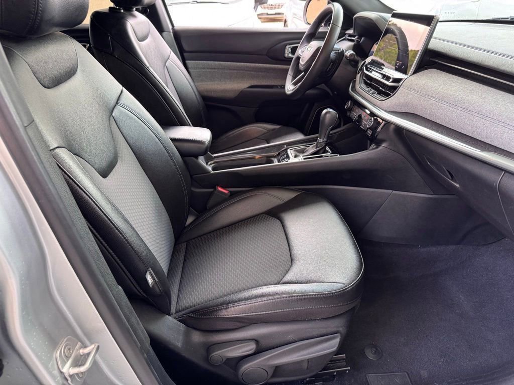 Used 2024 Jeep Compass Latitude image 16