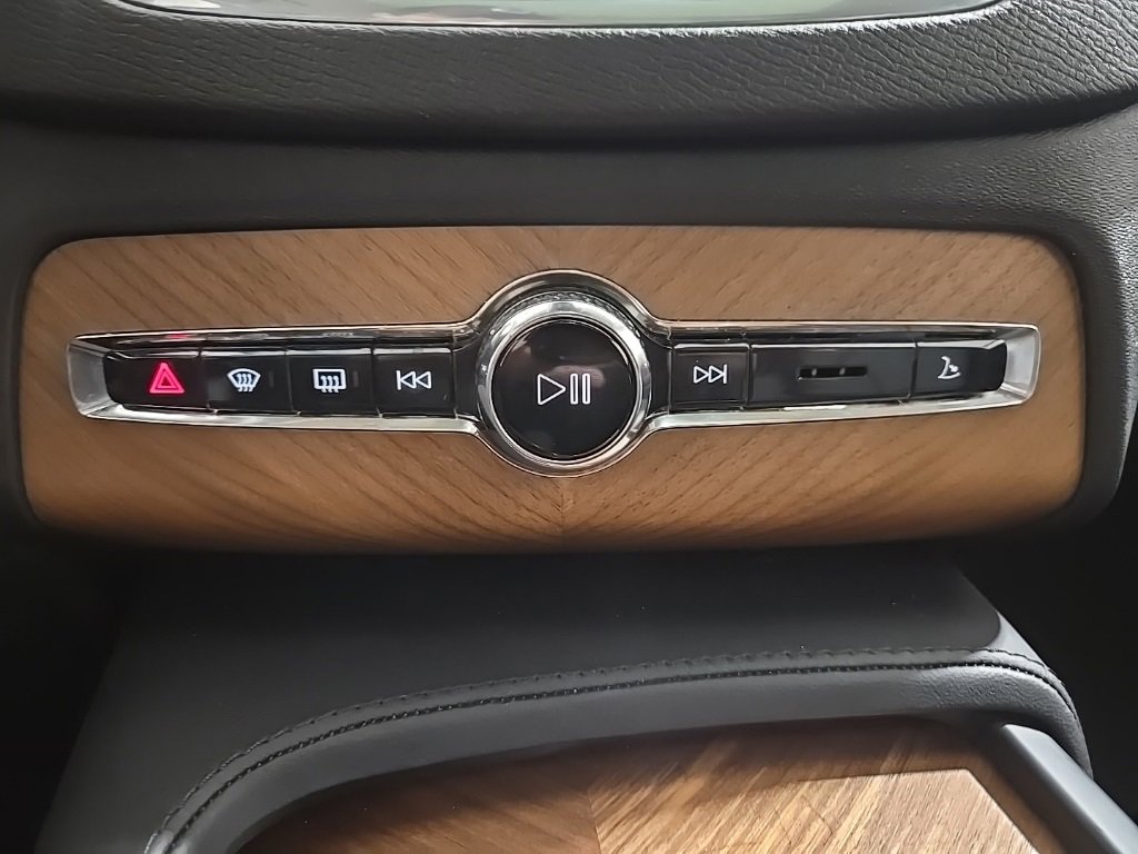 Used 2024 Volvo XC90 B6 Plus w/ Protection Package image 15