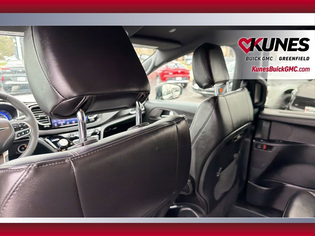 Used 2025 Chrysler Pacifica Select image 38