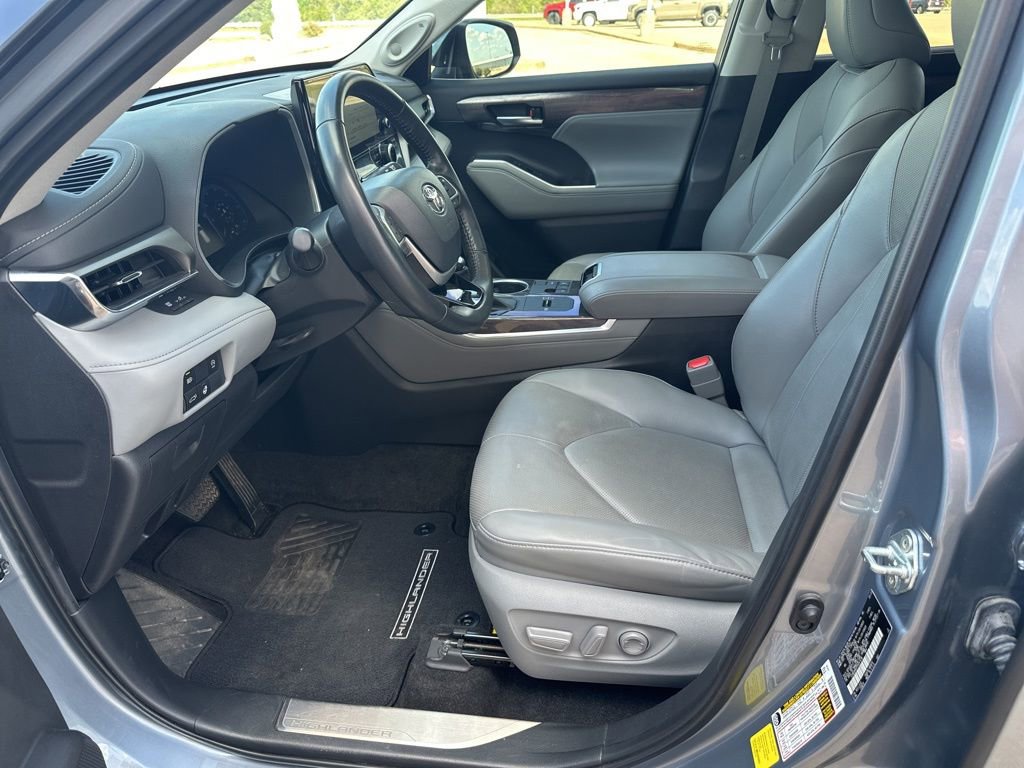 Used 2023 Toyota Highlander Limited image 15