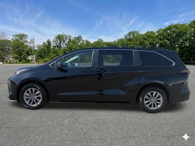 Used 2023 Toyota Sienna LE AWD/4WD image 5