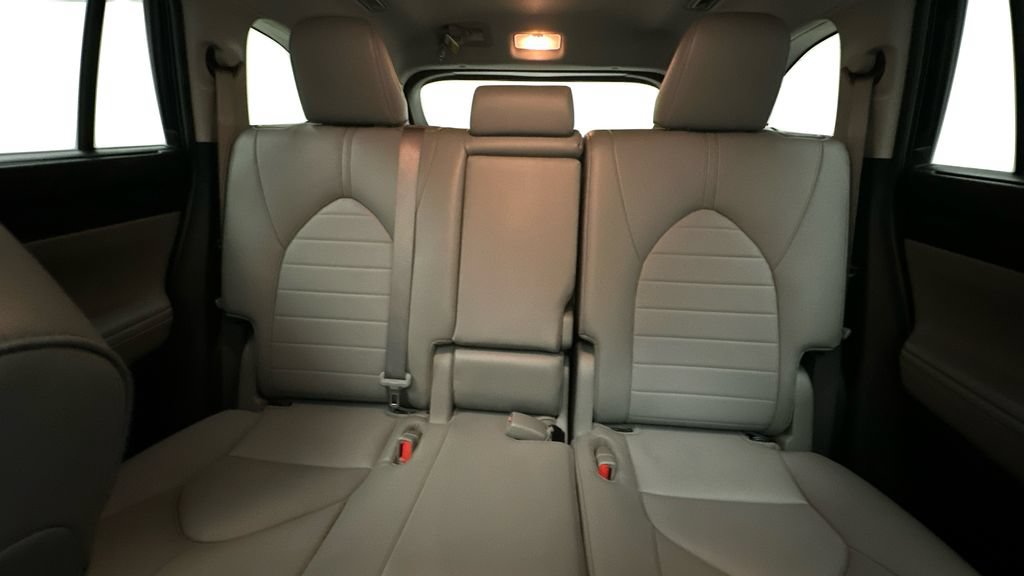 Used 2022 Toyota Highlander XLE AWD/4WD image 15