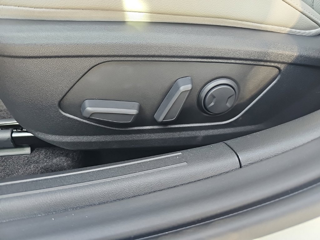 New 2026 Hyundai Elantra Limited FWD image 14