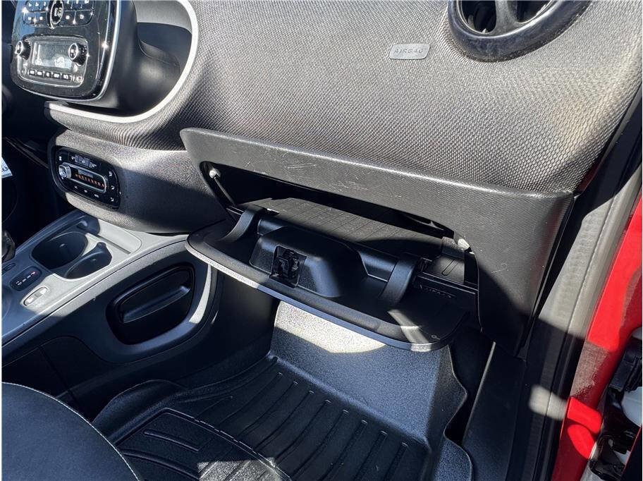 Used 2017 smart fortwo passion image 28