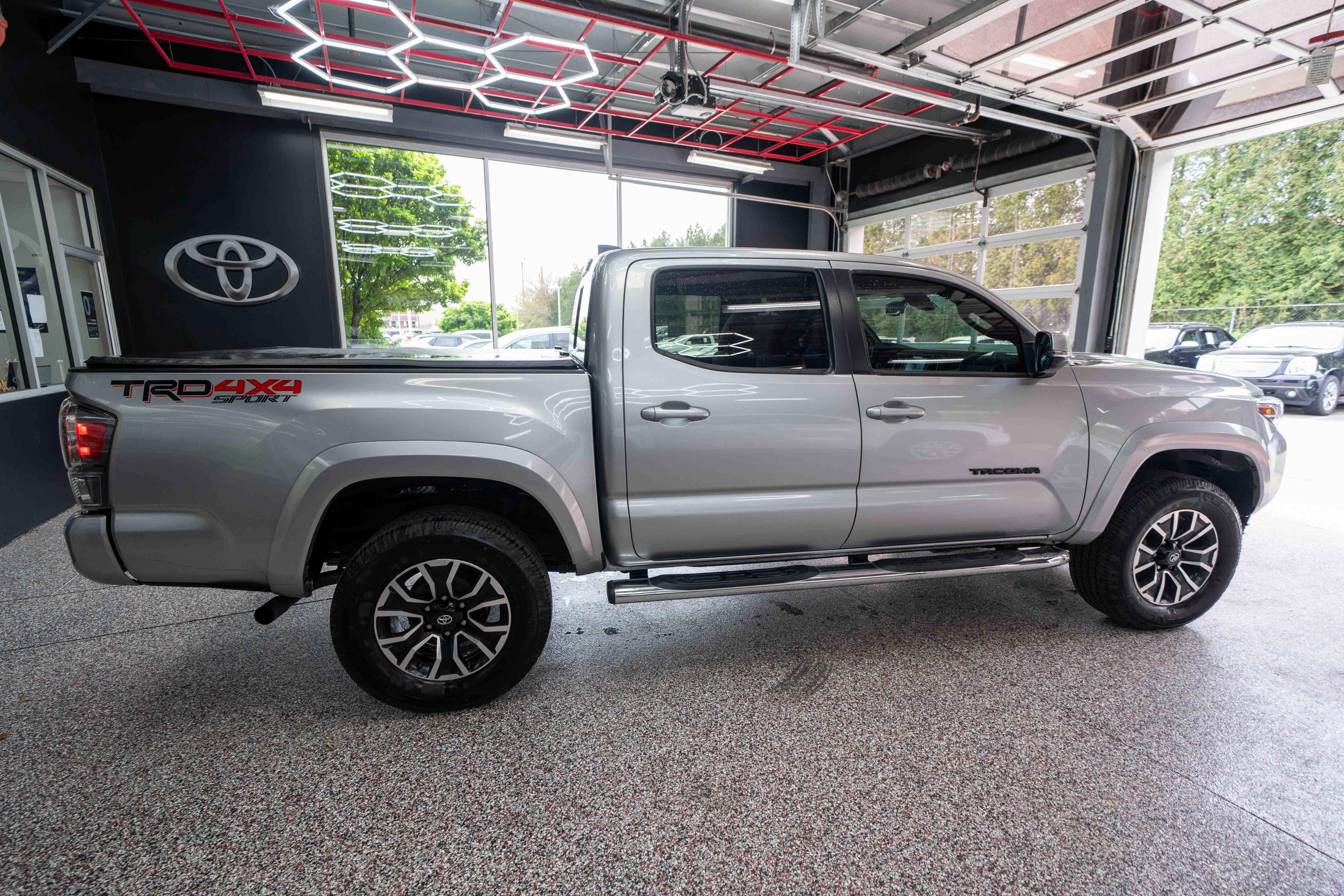 Used 2022 Toyota Tacoma TRD Sport w/ Technology Package AWD/4WD image 4