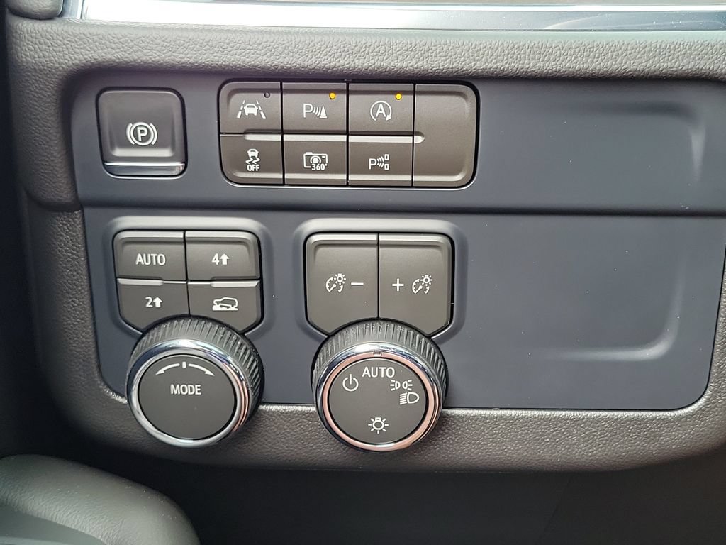 Used 2026 Chevrolet Tahoe LS AWD/4WD image 13