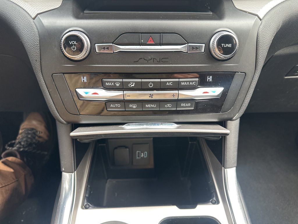 Used 2020 Ford Explorer XLT w/ Equipment Group 202A image 23