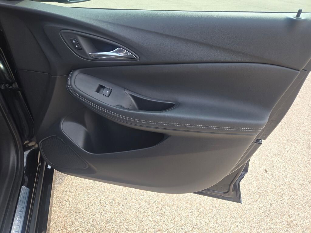 Used 2023 Buick Encore GX Select w/ Sport Touring Package image 5