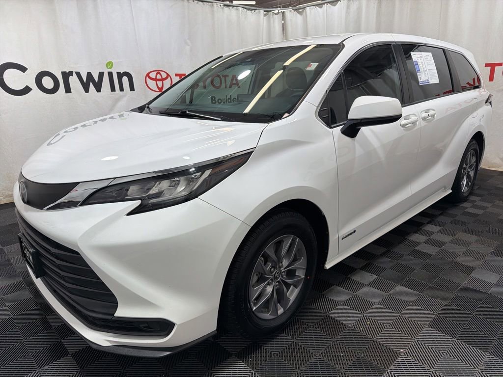 Used 2021 Toyota Sienna LE AWD/4WD image 3