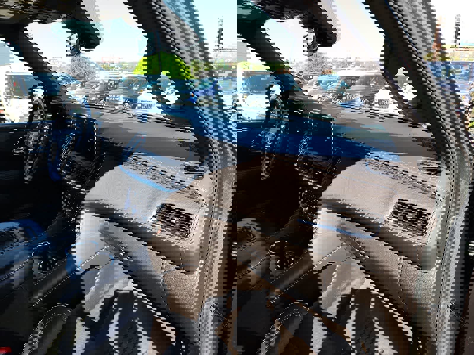 Used 2023 GMC Yukon SLT w/ SLT Premium Package image 17