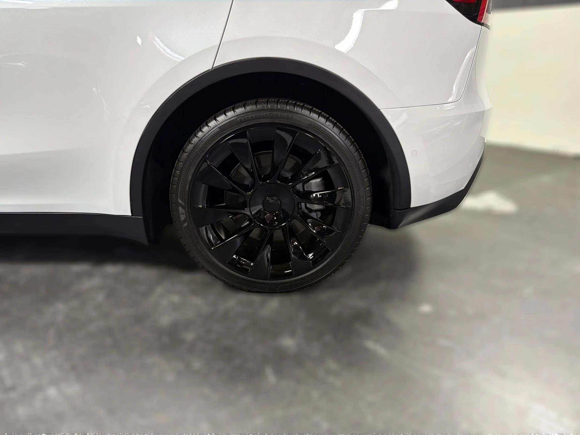 Used 2022 Tesla Model Y Long Range image 22