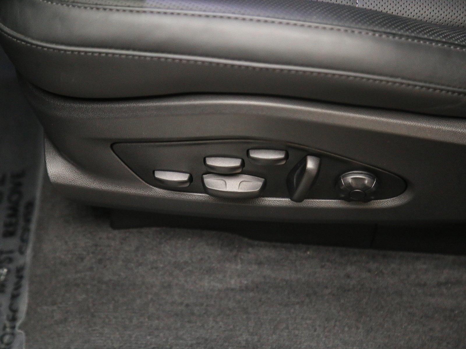 Certified 2025 Porsche Macan 4S Electric AWD/4WD image 25