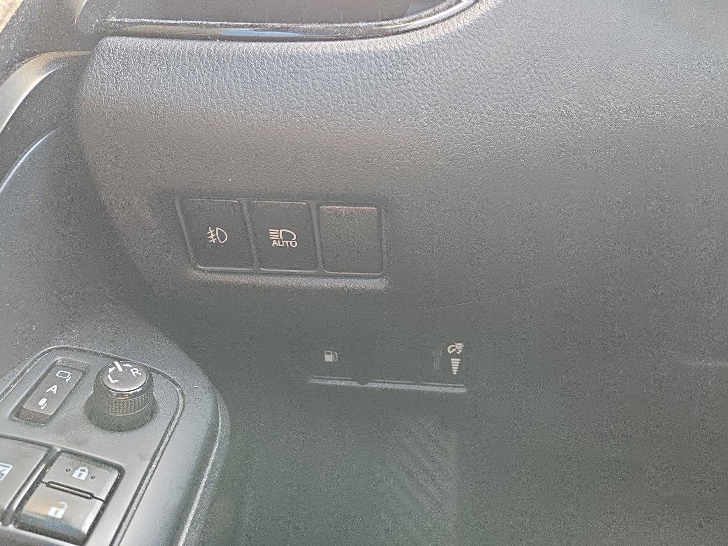 Used 2018 Toyota C-HR XLE FWD image 21