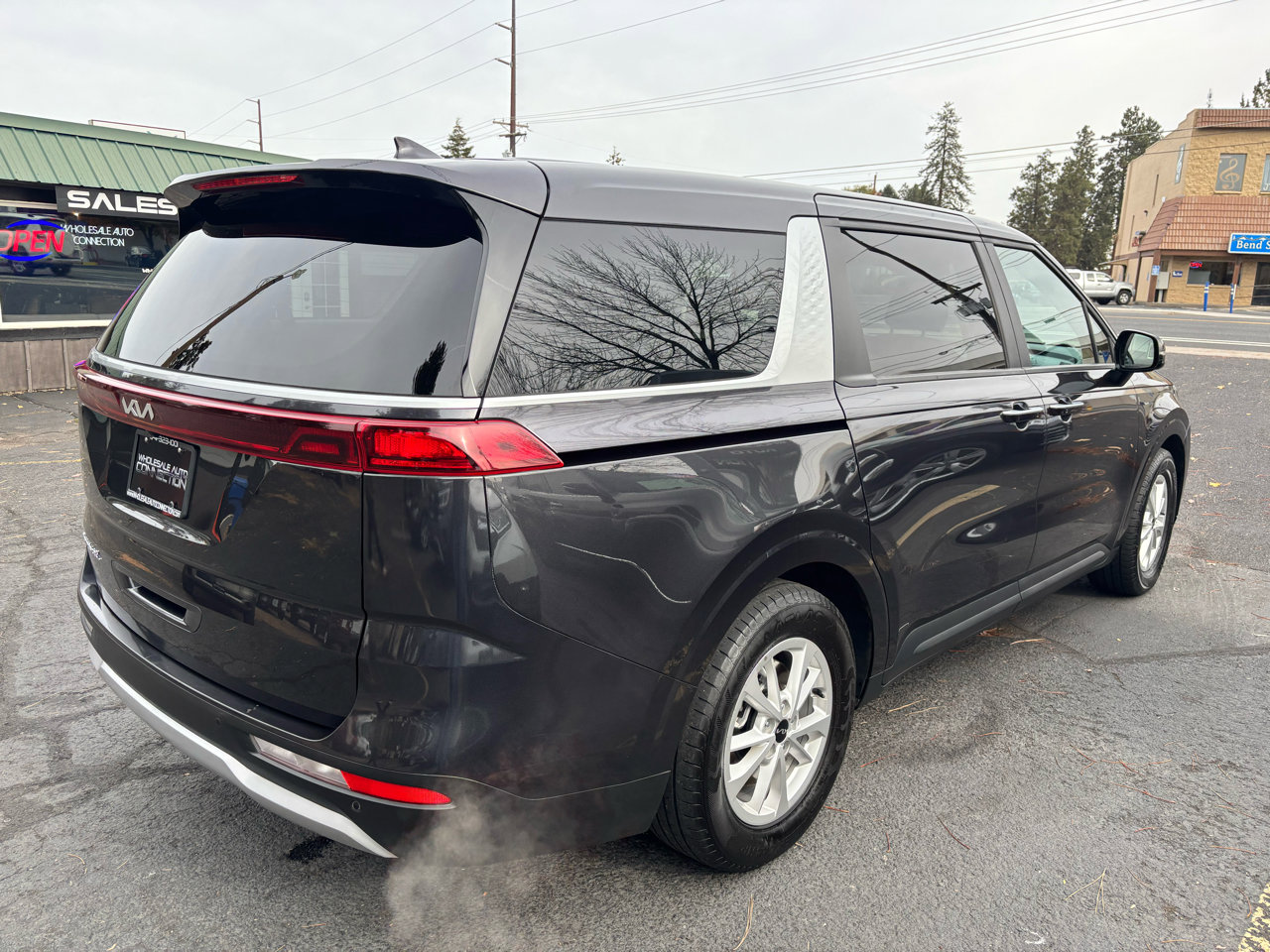 Used 2022 Kia Carnival LX image 5