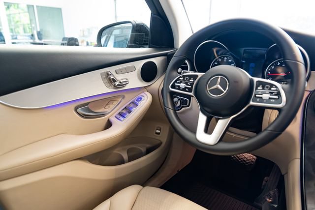 Used 2021 Mercedes-Benz GLC 300 4MATIC image 11