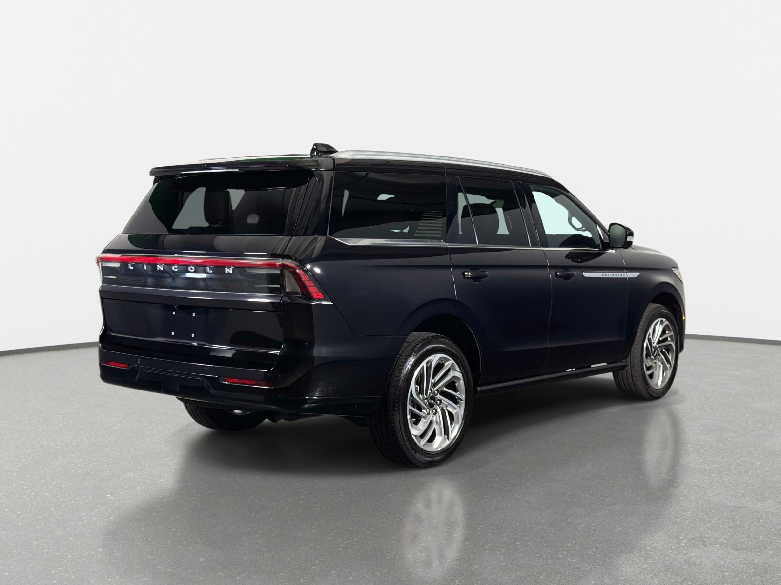 Used 2025 Lincoln Navigator Reserve AWD/4WD image 3