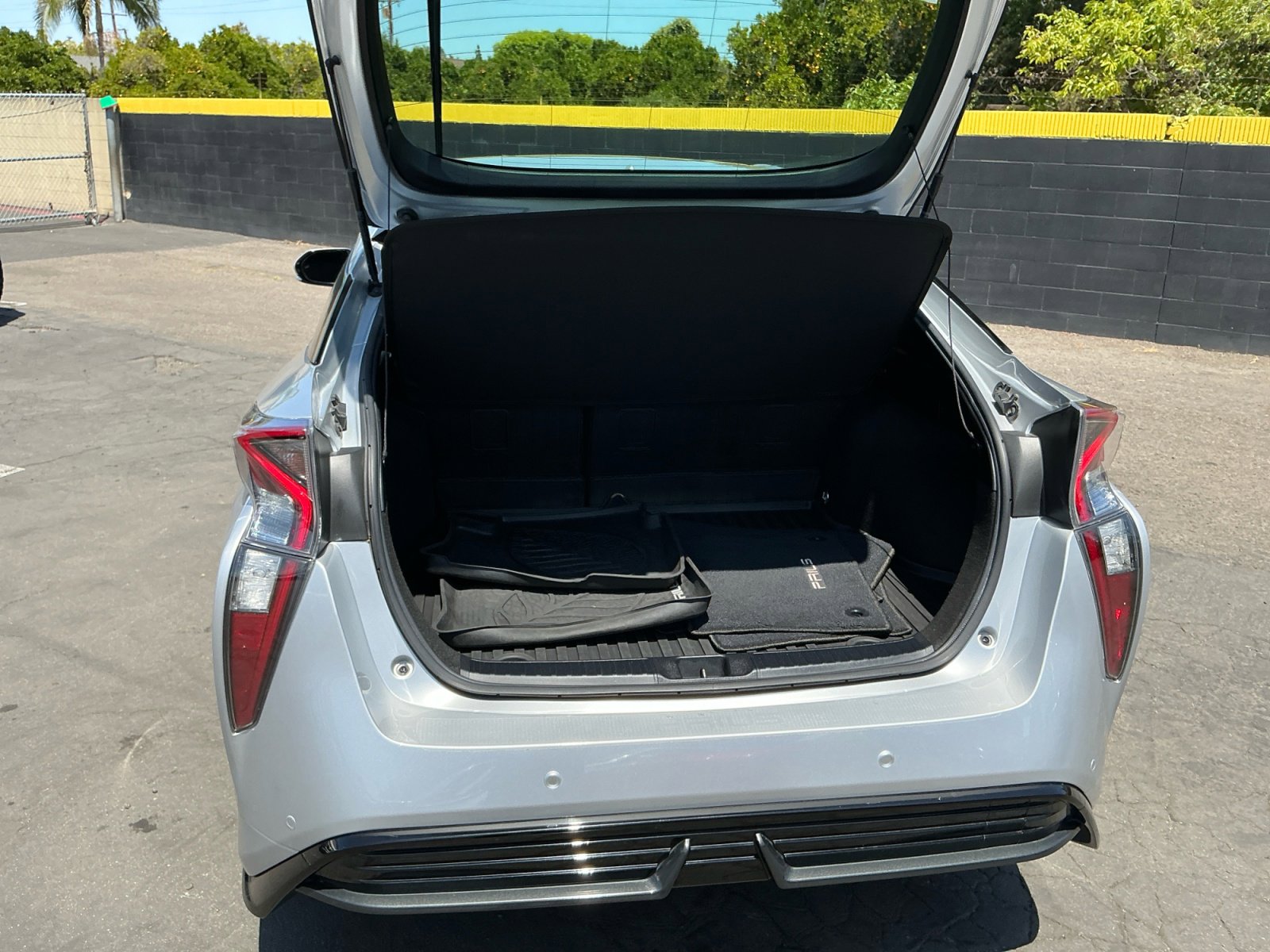 Used 2018 Toyota Prius Three Touring w/ Appearance Package FWD image 24