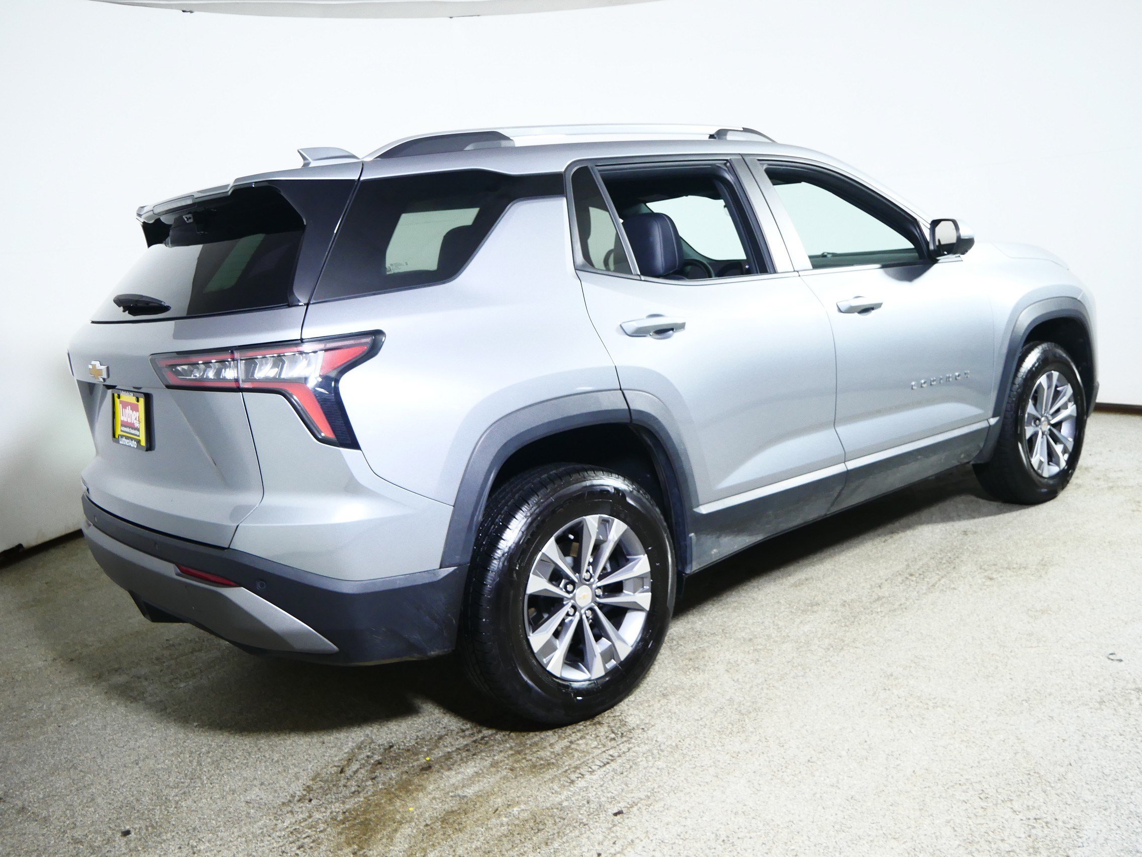 Used 2025 Chevrolet Equinox LT w/ Convenience Package II FWD image 7