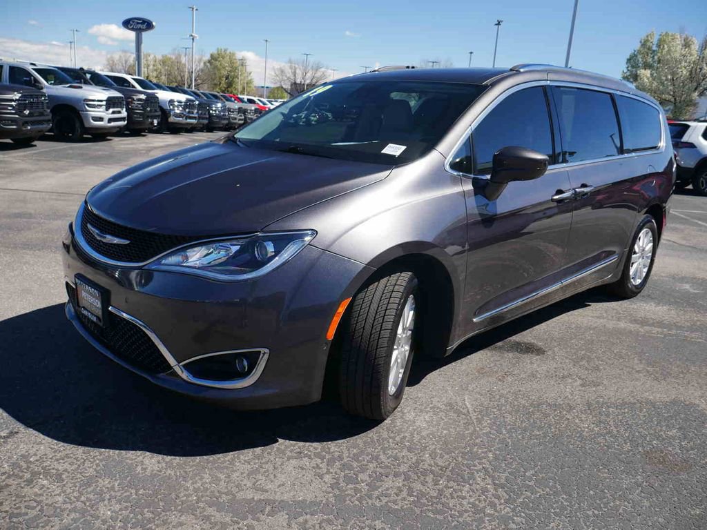 Used 2019 Chrysler Pacifica Touring-L w/ Advanced Safetytec Group image 3