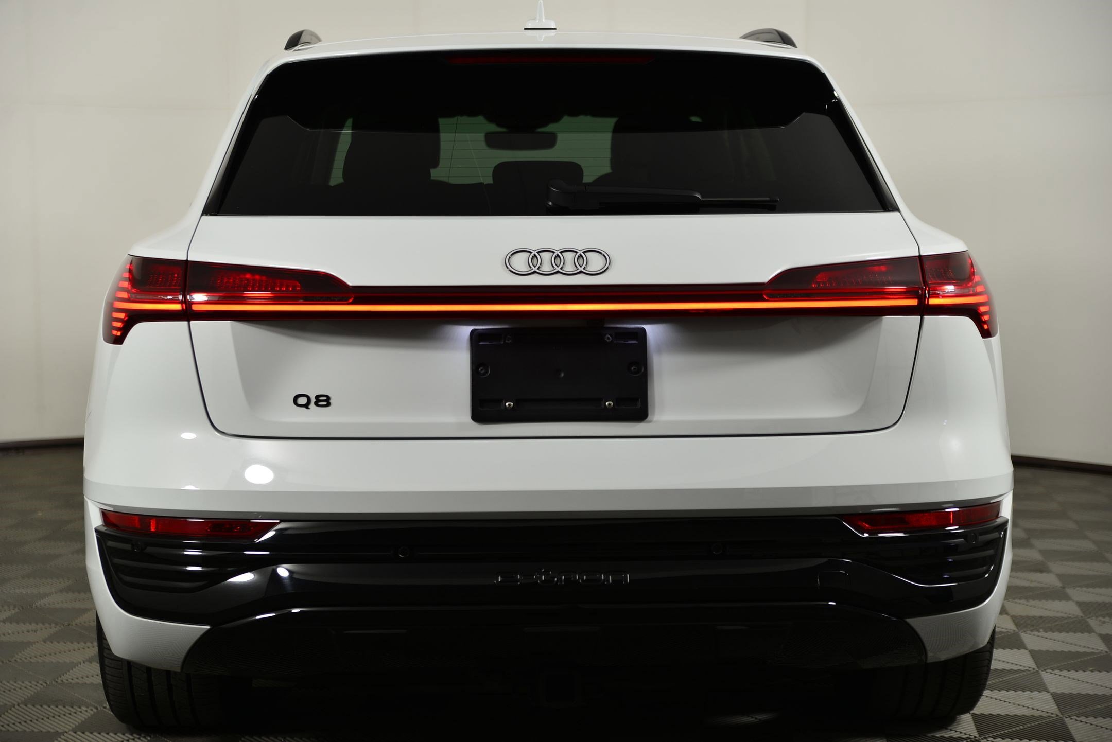 Certified 2024 Audi Q8 e-tron Premium image 8