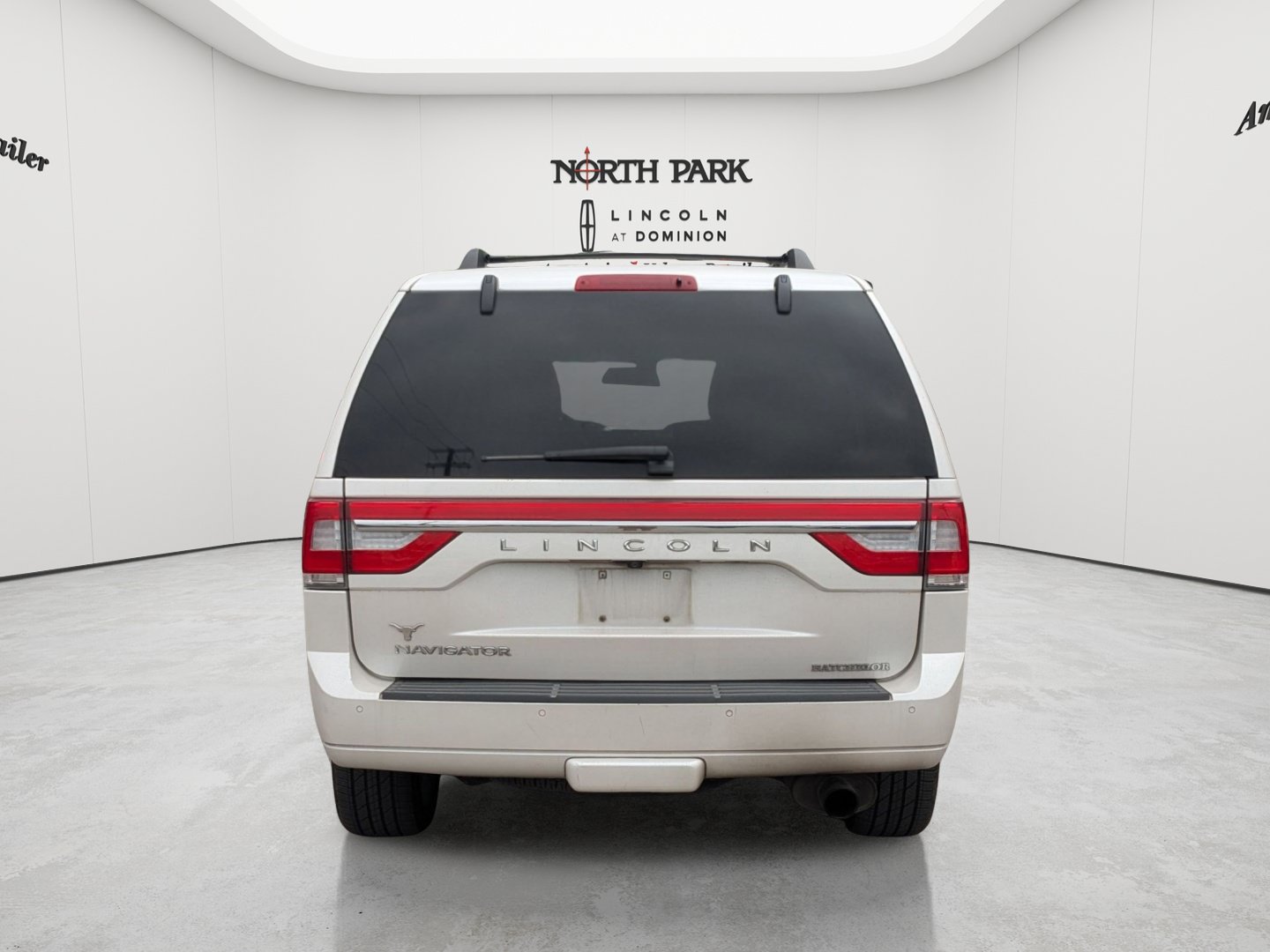 Used 2017 Lincoln Navigator Reserve RWD image 4