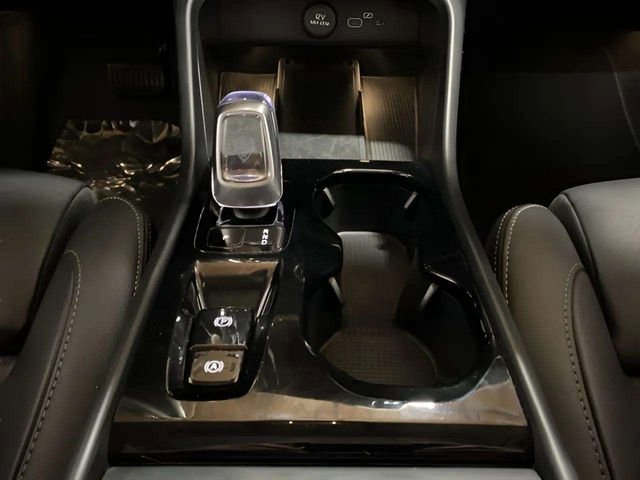 Used 2025 Volvo XC40 B5 Plus image 57